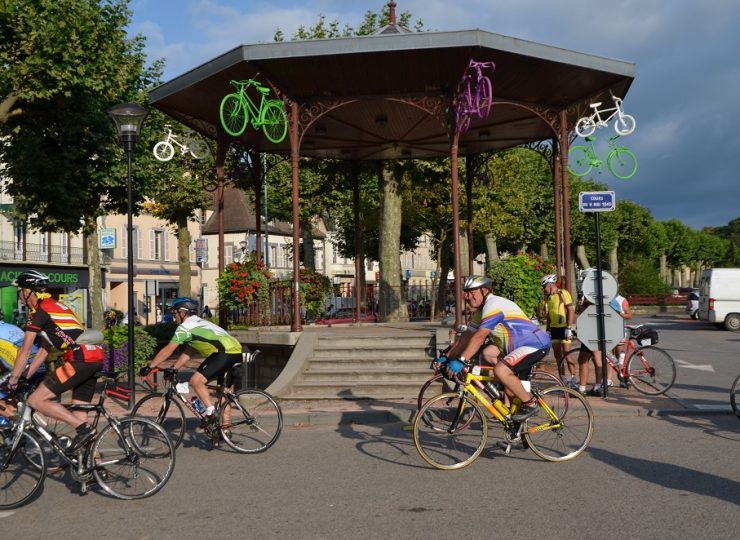 Cyclos devant le kiosque à St-Pourçain